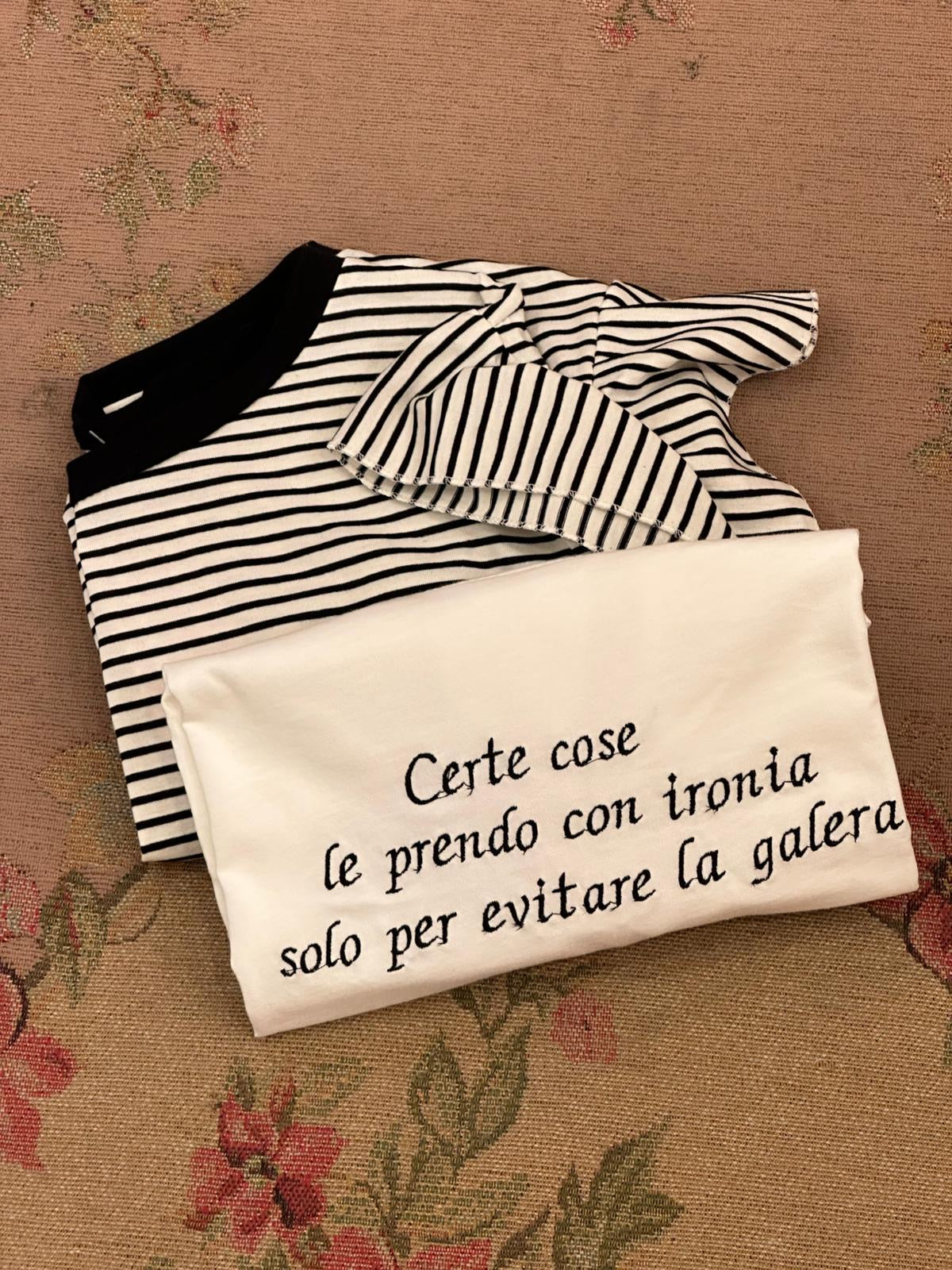 T-shirt Certe cose le prendo con ironia solo per evitare la galera