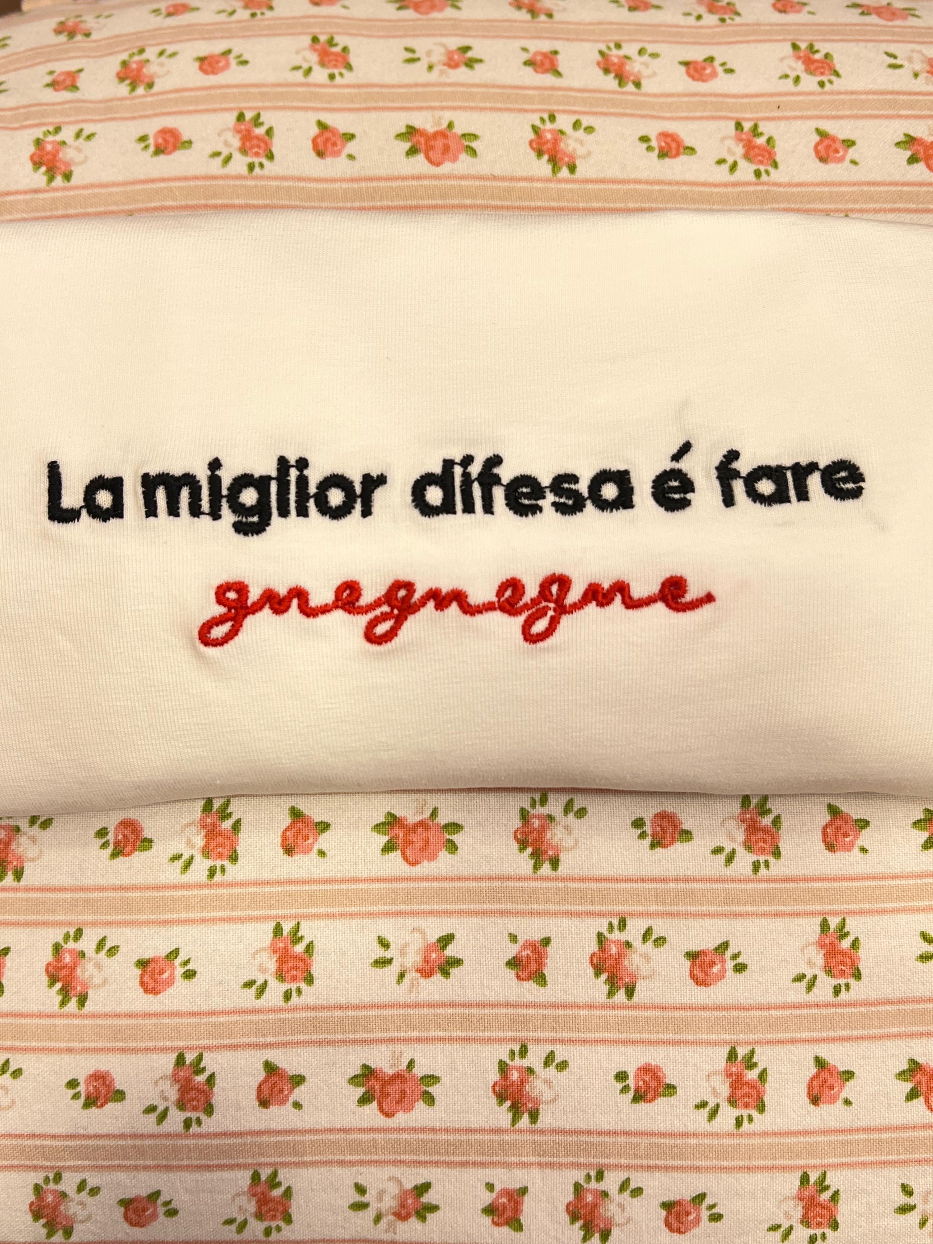 T-shirt La miglior difesa é fare gnegnegne
