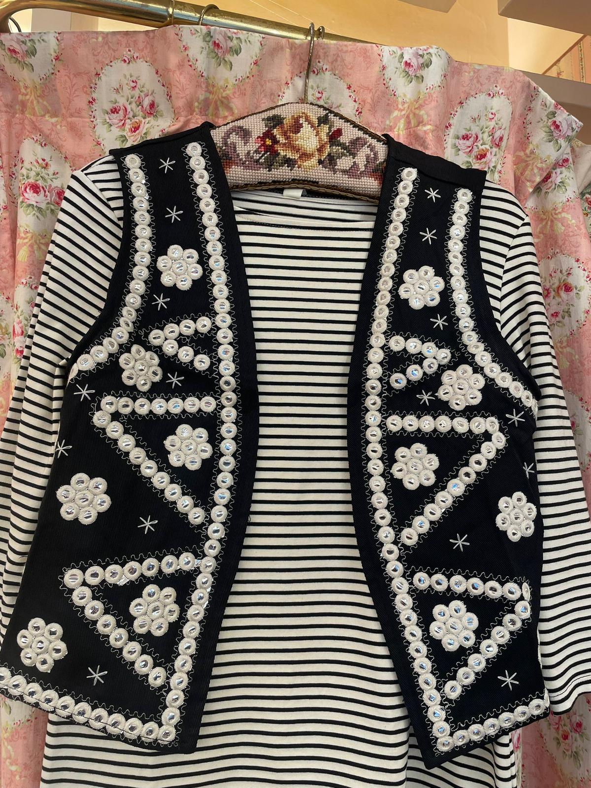 Gilet Boho ricamato bianco e nero