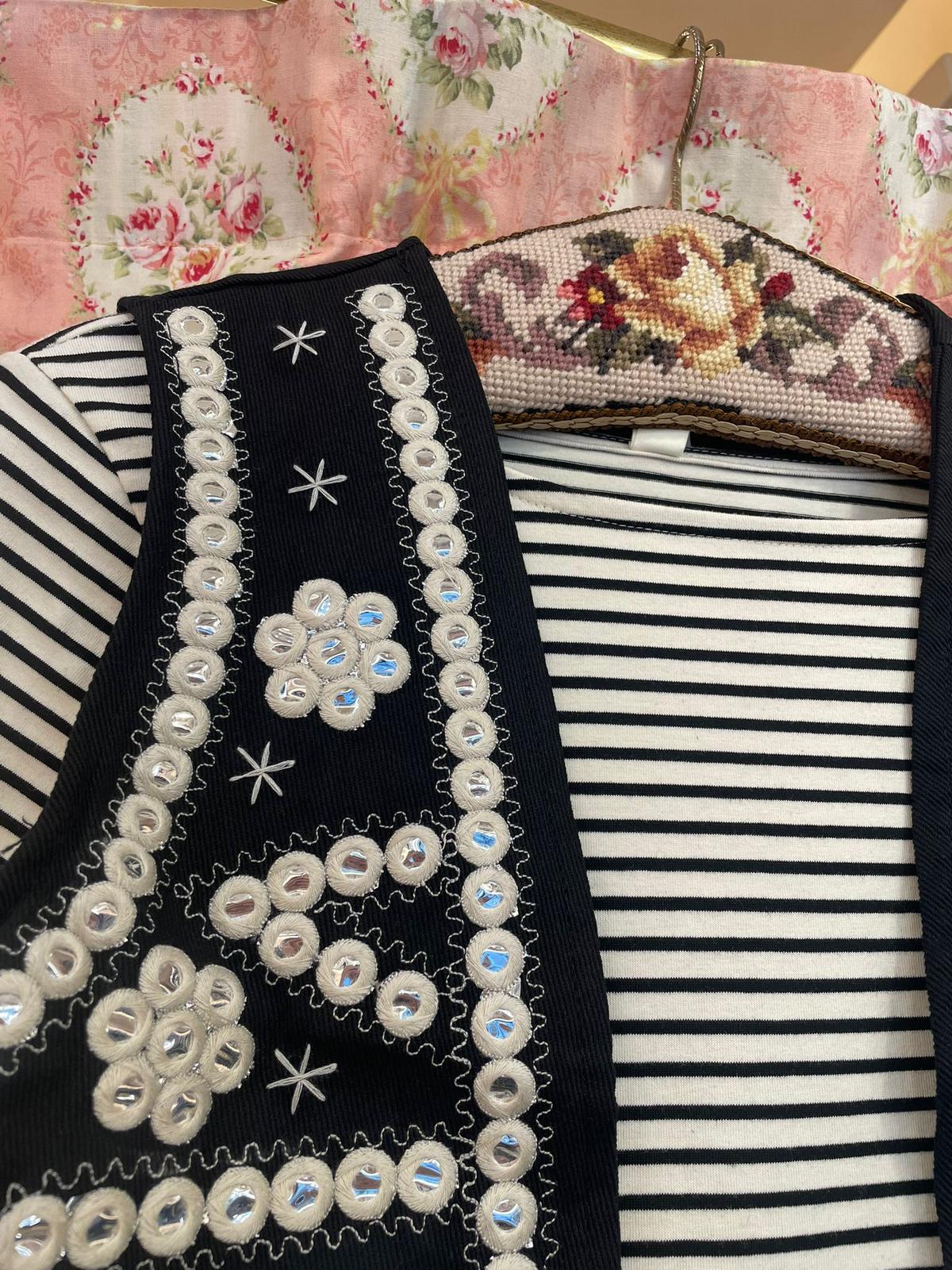 Gilet Boho ricamato bianco e nero