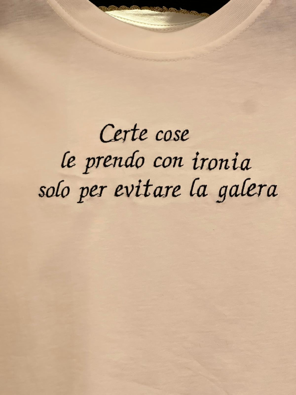T-shirt Certe cose le prendo con ironia solo per evitare la galera