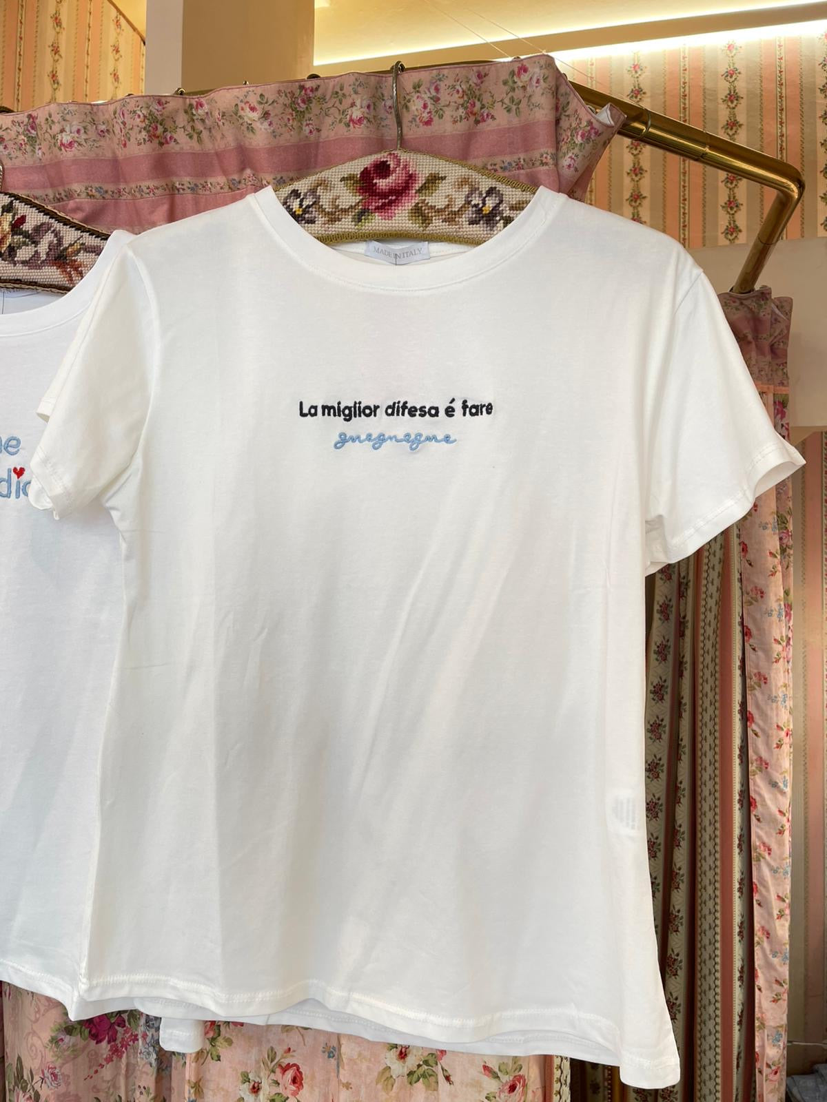 T-shirt La miglior difesa é fare gnegnegne