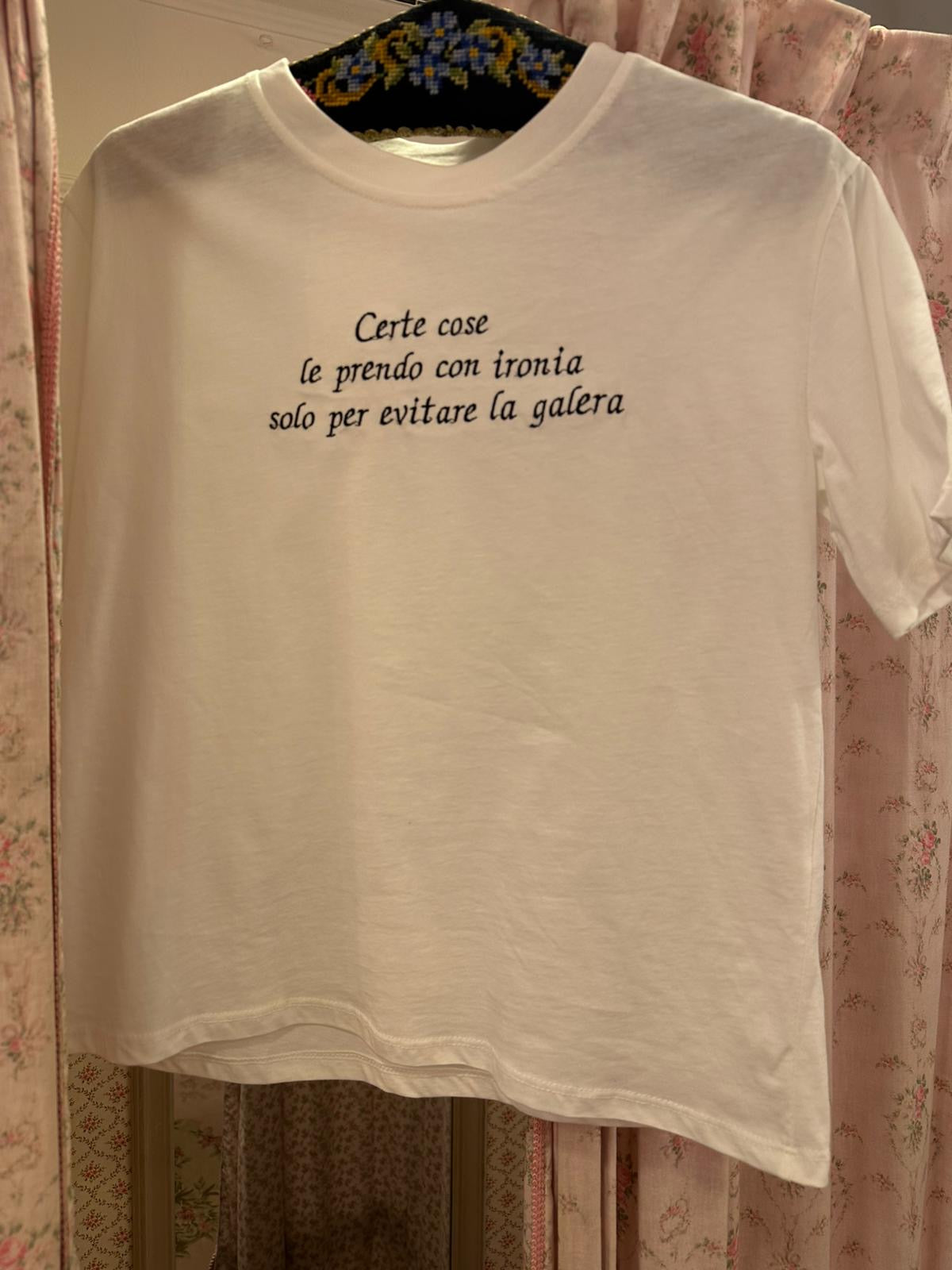 T-shirt Certe cose le prendo con ironia solo per evitare la galera