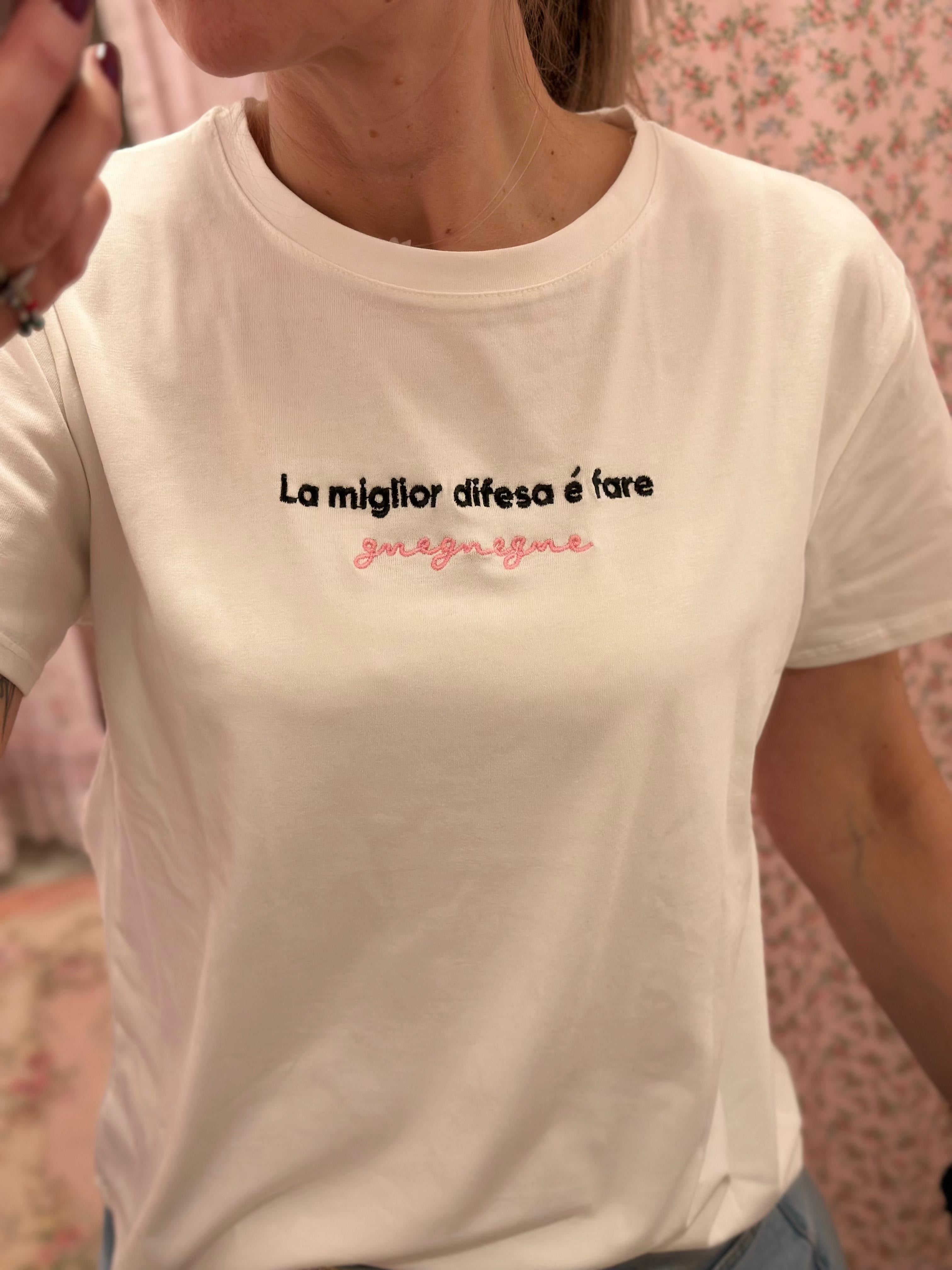T-shirt La miglior difesa é fare gnegnegne