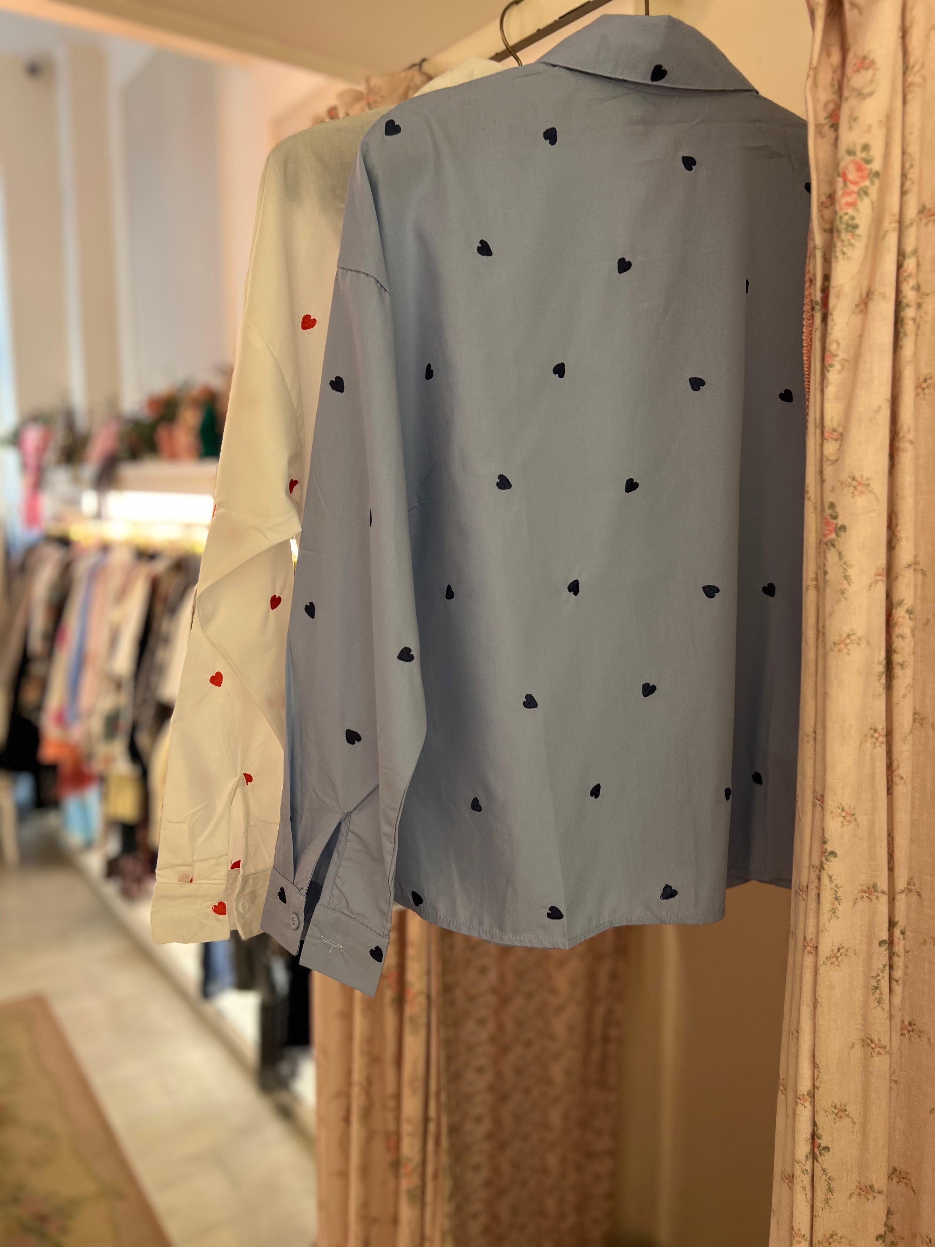 Camicia cuori ricamati