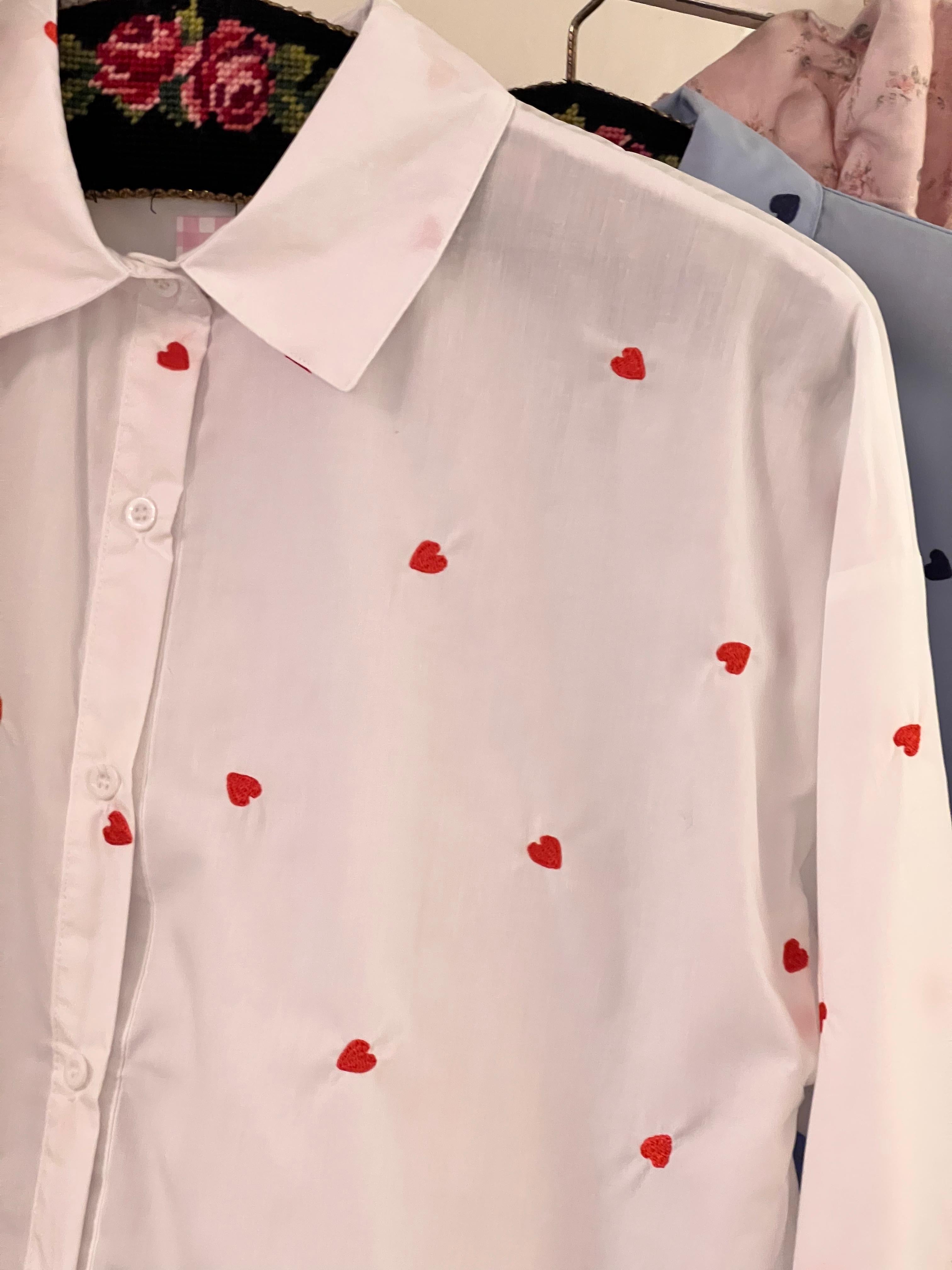 Camicia cuori ricamati