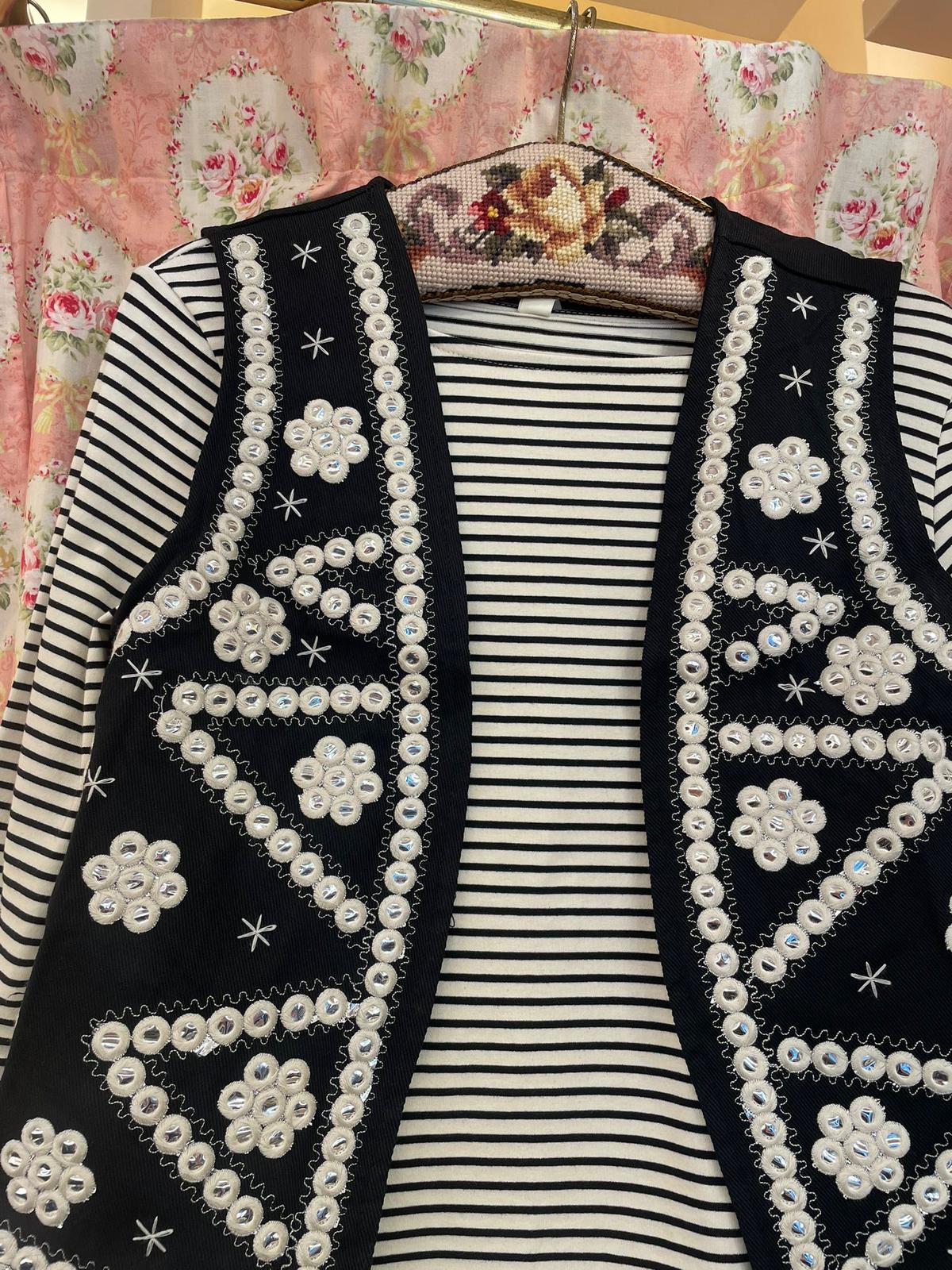 Gilet Boho ricamato bianco e nero